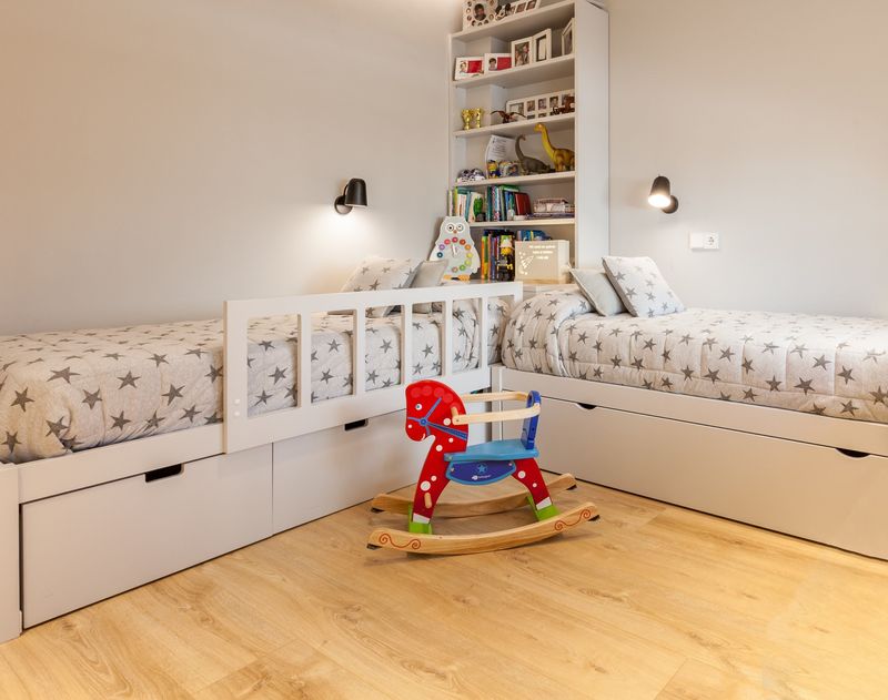 Dormitorio juvenil con cama y litera abatible haya y gris + zona