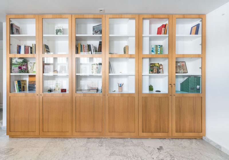 Librería de dos puertas con cristal y baldas interiores desarrolladas en  altura, 105 x 42 x h191 cm, color blanco y cemento
