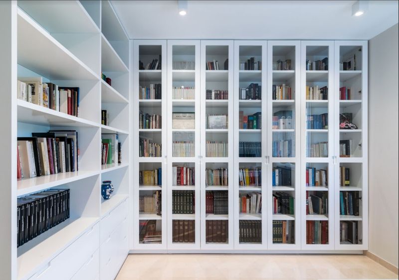 Una habitación con una estantería y una librería con una imagen de